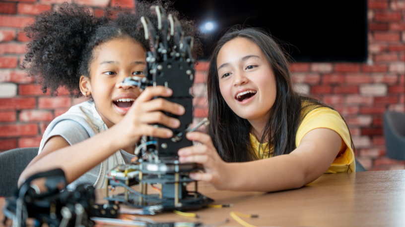 Sérgio Bento De Araújo revela como os torneios de robótica unem criatividade, cultura e aprendizado em equipe.