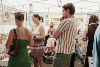 Feira Artes e Aromas fortalece a economia criativa em Bertioga com cultura, música e sustentabilidade