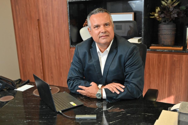 Elmar Juan Passos Varjão Bomfim apresenta estratégias de segurança de dispositivos móveis na engenharia e explica como proteger dados, sistemas e operações em ambientes técnicos cada vez mais conectados.